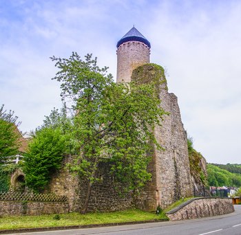 In Nohfelden steht noch ein Turm der Burg Veldenz, der besichtigt werden kann.
