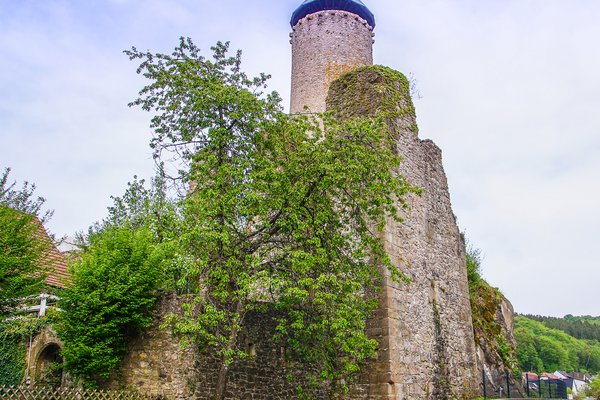 In Nohfelden steht noch ein Turm der Burg Veldenz, der besichtigt werden kann.