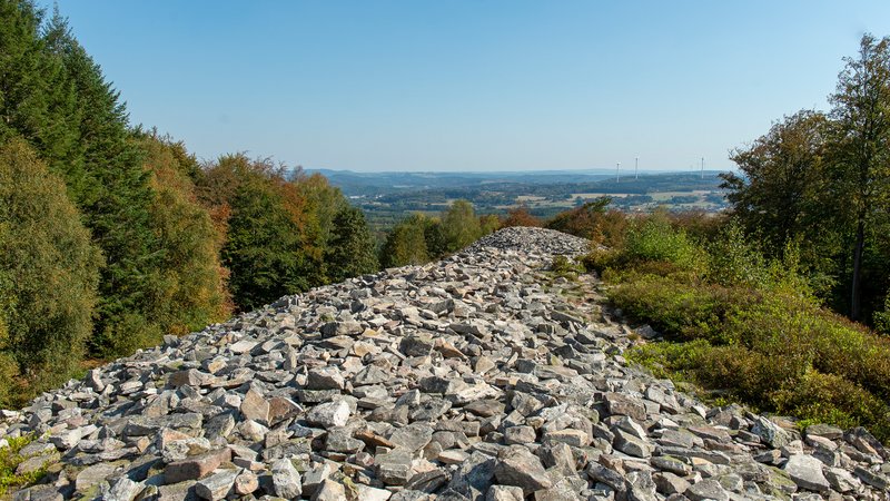 Der keltische Ringwall ist ein Steinwall, der über 2.000 Jahre alt und 10 Meter hoch ist. Er liegt mitten im Wald.