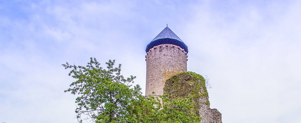 In Nohfelden steht noch ein Turm der Burg Veldenz, der besichtigt werden kann.