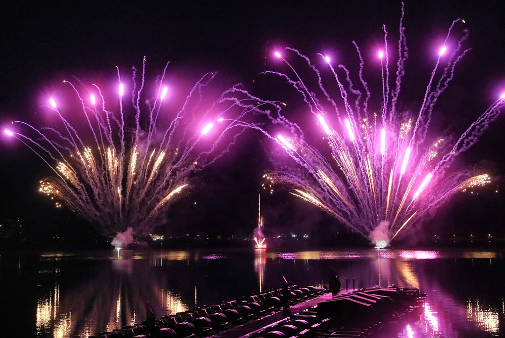 Feuerwerk am Seefest Am jährlichen Seefest findet sonntags abends ein Musikfeuerwerk auf dem Wasser statt mit tollen Formationen und Farben.