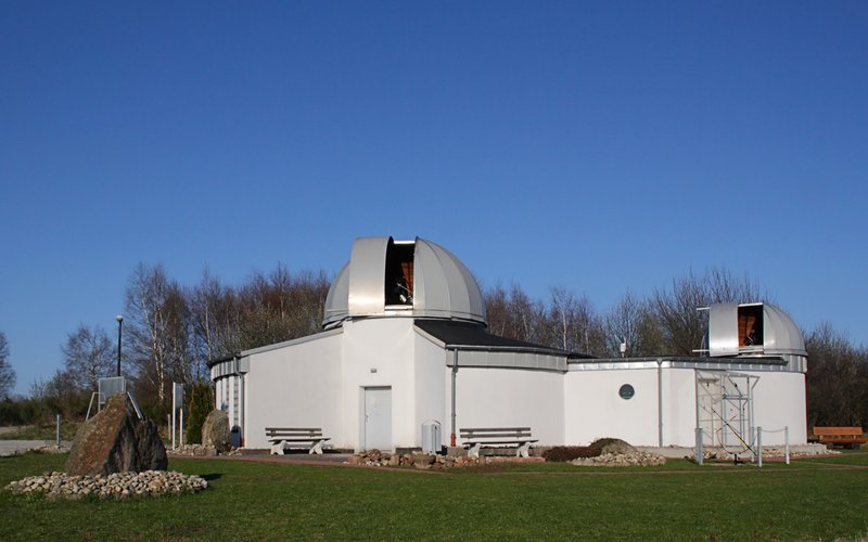 Die Sternwarte Peterberg steht alleine auf dem Peterberg. Aus ihren beiden Kuppeln kann der Himmel beobachtet werden.
