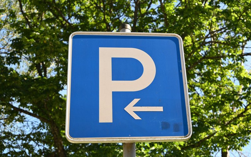Ein blaues Parkplatzschild mit einem weißen P