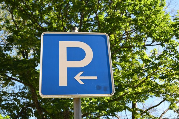 Parkplatzschild am Bostalsee Ein blaues Parkplatzschild mit einem weißen P und einem weißen Pfeil nach links