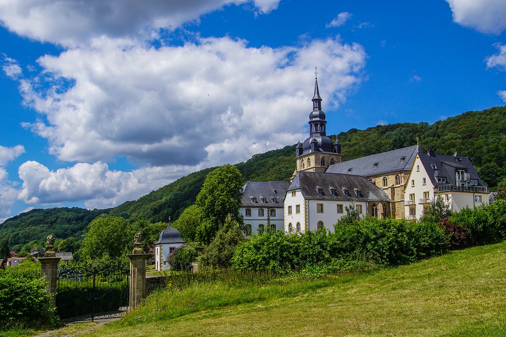 Der Gebäudekomplex der Abtei Tholey umfasst das Kloster, den Klostergarten und die Abteikirche.