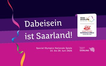 Hintergrund in schwarz, lila und pink mit der Schrift Dabeisein ist Saarland! und den Daten sowie dem Logo