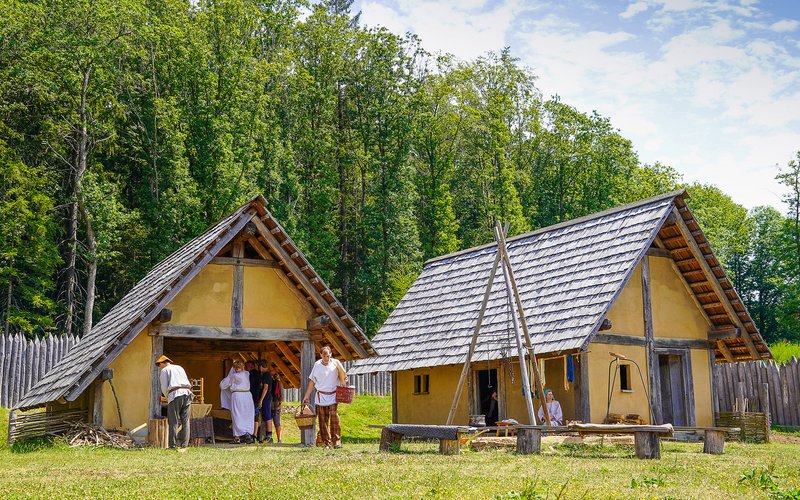 Wie ein keltisches Dorf vor 2.000 Jahren ausgesehen hat, erfährt man in Otzenhausen. In zehn Wohn-, Handwerks- und Speichergebäuden wird das Leben und die Arbeitsweise der Kelten nachempfunden.