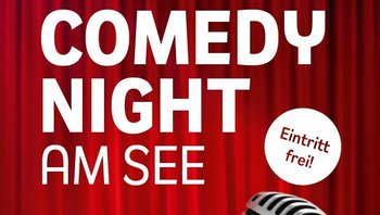 Comedy Night am Bostalsee am 27. Juni ab 19 Uhr am Musikpavillon. Ein Mikrofon auf rotem Hintergrund in Form eines Vorhangs.