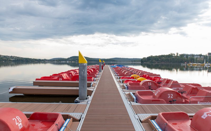 Der Bootssteg mit roten Tretbooten rechts und links davon