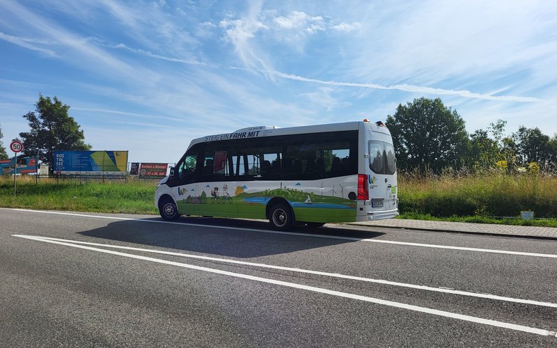 Beklebter Bus der TouristikLinie mit den Maskottchen und Sehenswürdigkeiten