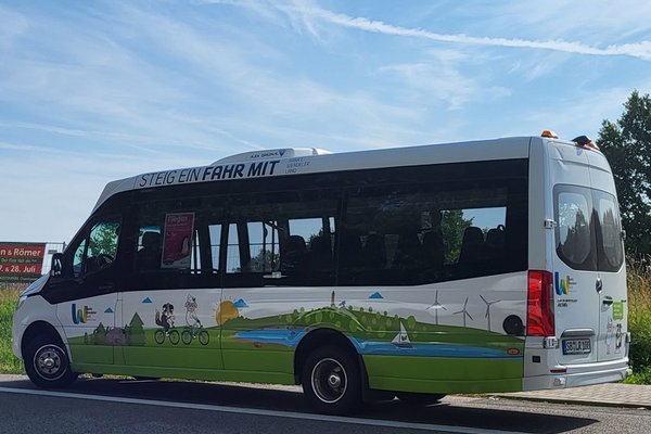 TouristikLinie Beklebter Bus der TouristikLinie mit den Maskottchen und Sehenswürdigkeiten