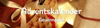 Verschieden eingepackte Geschenke liegen herum und davor steht "Adventskalender Gewinnspiel"