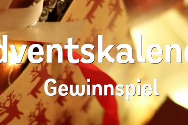 Verschieden eingepackte Geschenke liegen herum und davor steht "Adventskalender Gewinnspiel"
