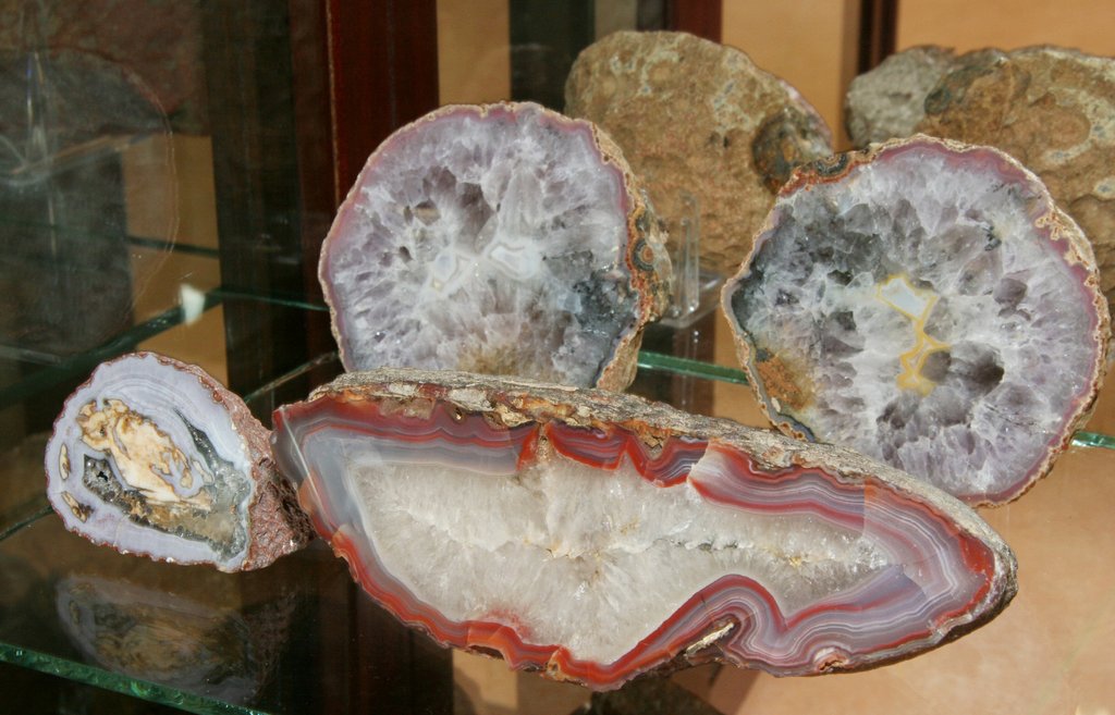 Im Mineralogischen Museum in Oberkirchen sind über 1.500 Steine aus über 90 verschiedenen Gesteinsarten. Darunter Achate, Jaspisse, Kristalle, Quarze, Amethyste und Aquamarine.