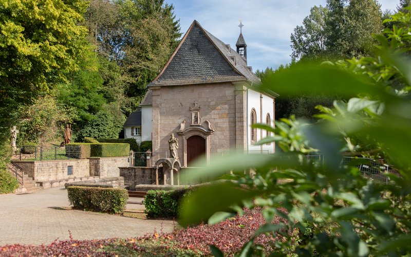 Zwischen Bäumen und Wiesen befindet sich die aus Stein gebaute Wendelinuskapelle mit schönem Barockaltar und offenem Glockentürmchen über dem Tor.
