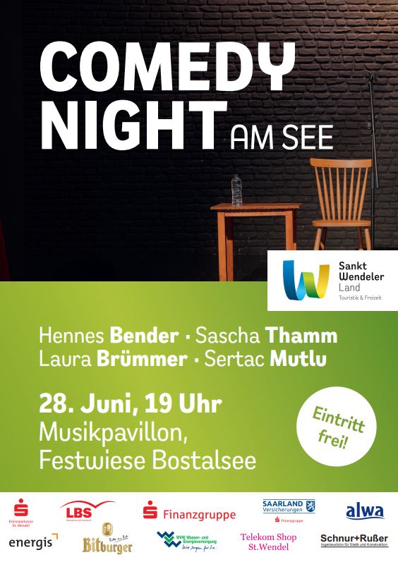 Plakat für die Comedy Night, auf dem sich ein Tisch und ein Stuhl befinden sowie die Logos der Sponsoren